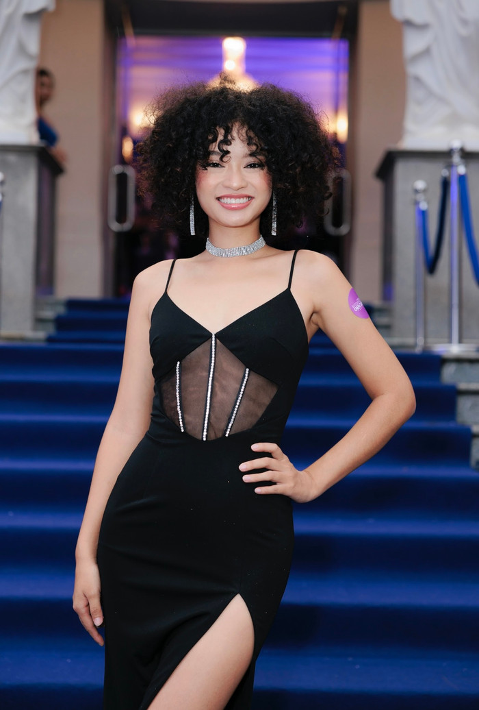 Xuất hiện tại thảm đỏ của Vietnam International Gentlemen Festival, Hoàng Như Mỹ thu hút mọi ánh nhìn với mái tóc xù đặc trưng cùng nụ cười rạng rỡ. Chọn chiếc đầm đen cắt xẻ, người đẹp Lâm Đồng tự tin khoe sắc vóc thon gọn trước buổi công bố.