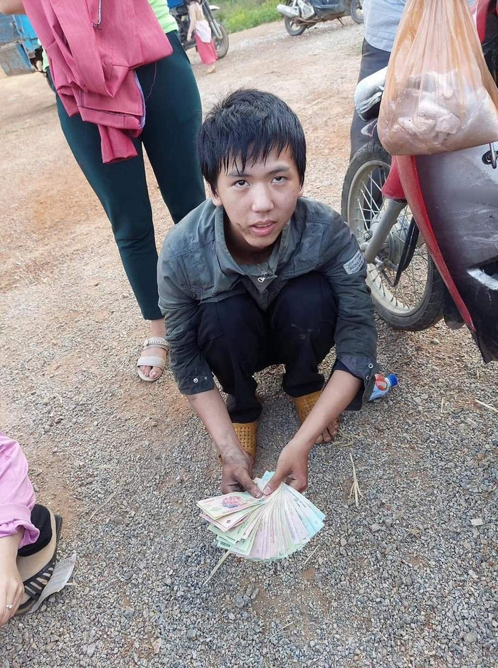 Nhưng may mắn cậu bé đã được người dân xung quanh chung tay quyên góp giúp khắc phục phần nào thiệt hại