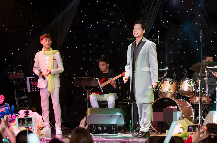 Hồ Văn Cường gây chú ý khi được khán giả tặng 'hoa tiền' xếp lớp khi đi diễn Ảnh 1