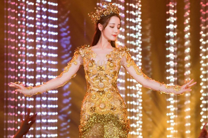 Nhan sắc kinh diễm của Địch Lệ Nhiệt Ba.