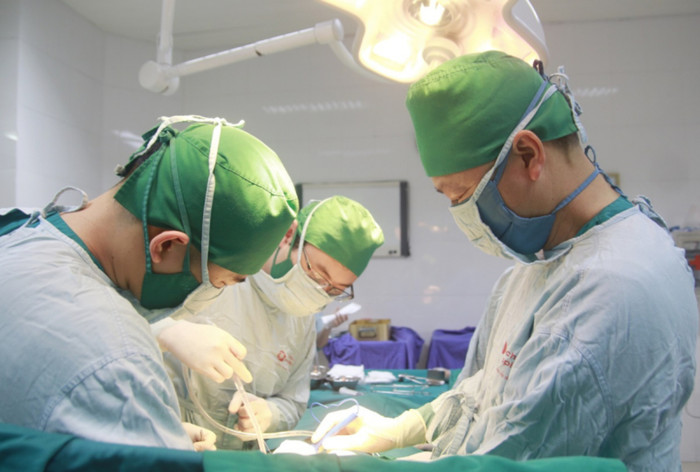 Các bác sĩ phẫu thuật cho bệnh nhân. (Ảnh: BV đa khoa Bãi Cháy).