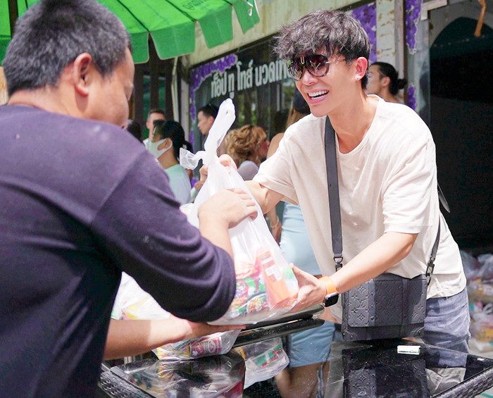 Nathan Lee làm từ thiện tại Phuket cùng siêu sao bóng đá Thái Lan Ảnh 7