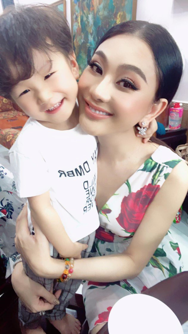 Lâm Khánh Chi và con trai.