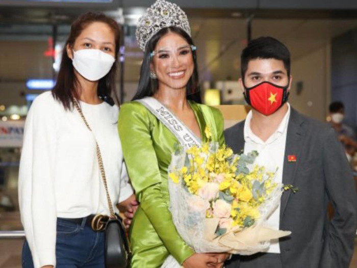 Anh là nhân vật đứng phía sau tạo nên những thành công của các nàng Hậu trên đấu trường quốc tế và cả trong nước. 