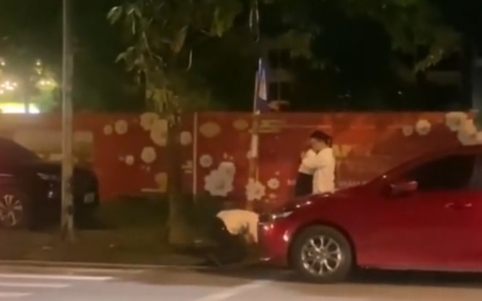 Bắt gặp bạn gái đang ôm nhân tình bên đường, anh chàng có hành động lạ khiến cô gái khóc nức nở Ảnh 2