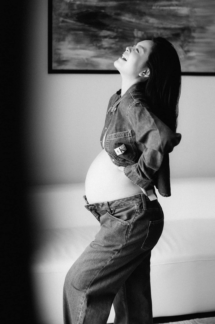 Nhan sắc của mẹ bầu Phạm Quỳnh Anh ở tháng cuối thai kì vẫn đẹp không thua kém bất kì mĩ nhân nào.