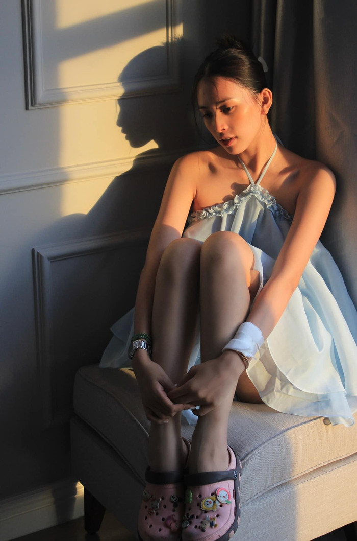 Diện chiếc đầm xanh cổ yếm, Tiểu Vy khoe khéo đôi chân dài thon gọn cùng hàng xương quai xanh quyến rũ, hút mắt.