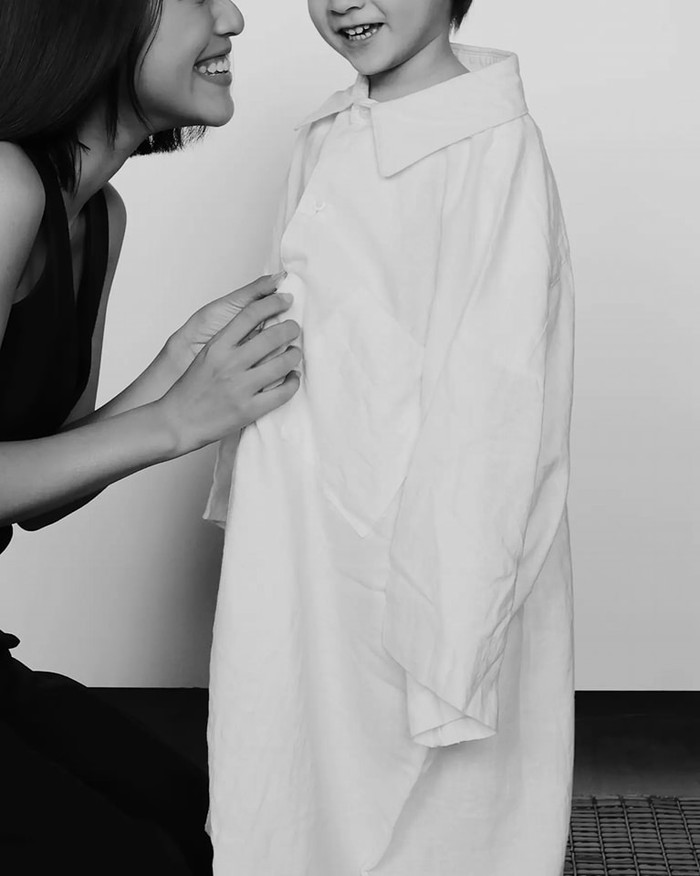 Bé Max cười hết cỡ khi được mẹ chụp ảnh kỷ niệm.