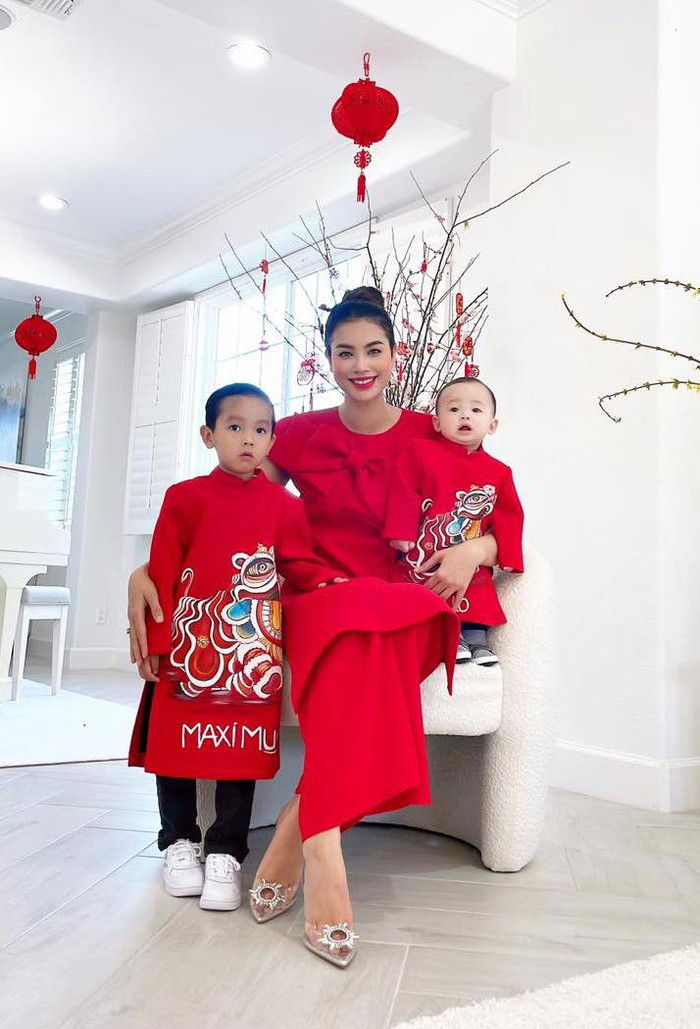 Phạm Hương cùng 2 con trai.