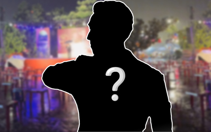 Nam ca sĩ 'đội mưa' hát trên sân khấu, nhưng dưới hàng ghế không một bóng khán giả nào? Ảnh 2