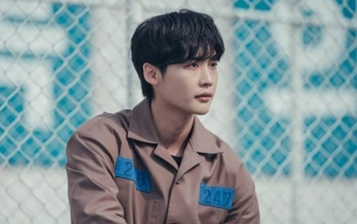 Tạo hình của Lee Jong Suk sau khi cưới Yoona, 'đi tù' nhưng vẫn đẹp trai hết nấc Ảnh 2