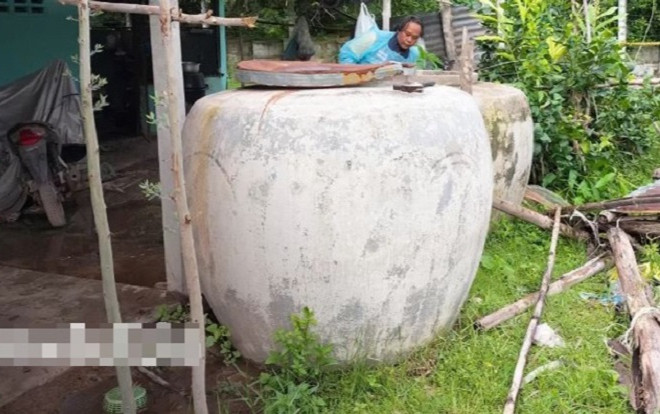 Lấy nước vo gạo thấy màu đỏ nhạt, người dân sốc nặng khi mở nắp chum nước Ảnh 2