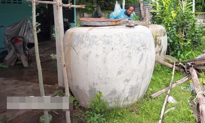 Xác người đàn ông được tìm thấy trong chum nước cách nhà khoảng 100m.&nbsp;