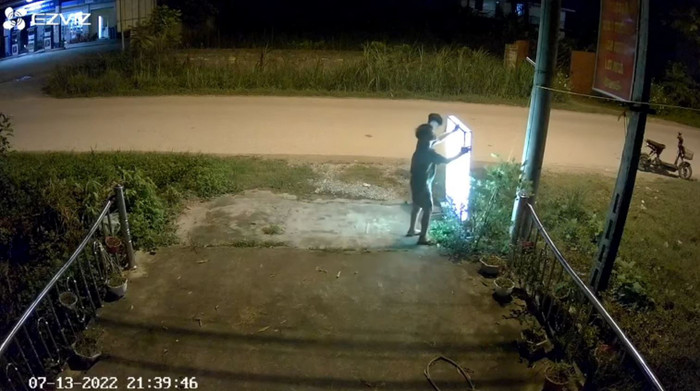 Sau khi dựng bảng hiệu ngay ngắn, 2 bé trai mới lên xe đi tiếp