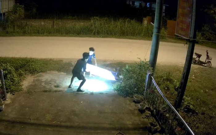 Thấy bảng hiệu bị ngã ở bên đường, 2 bé trai có quyết định bất ngờ Ảnh 2