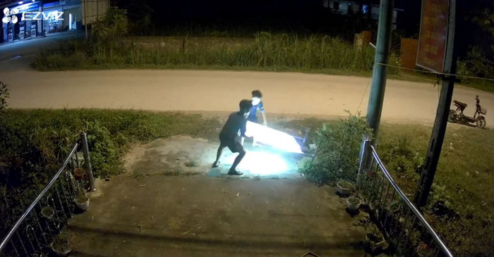 2 bé trai đã quyết định dừng xe và tới dựng bảng hiệu