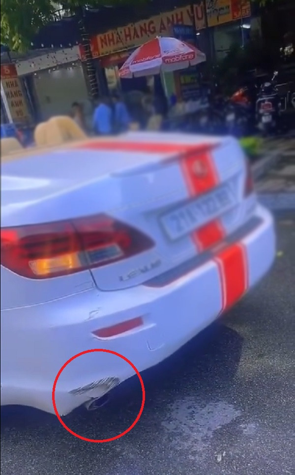 Vết xước sau khi xe máy va quẹt phải chiếc ô tô đậu cạnh vỉa hè. 