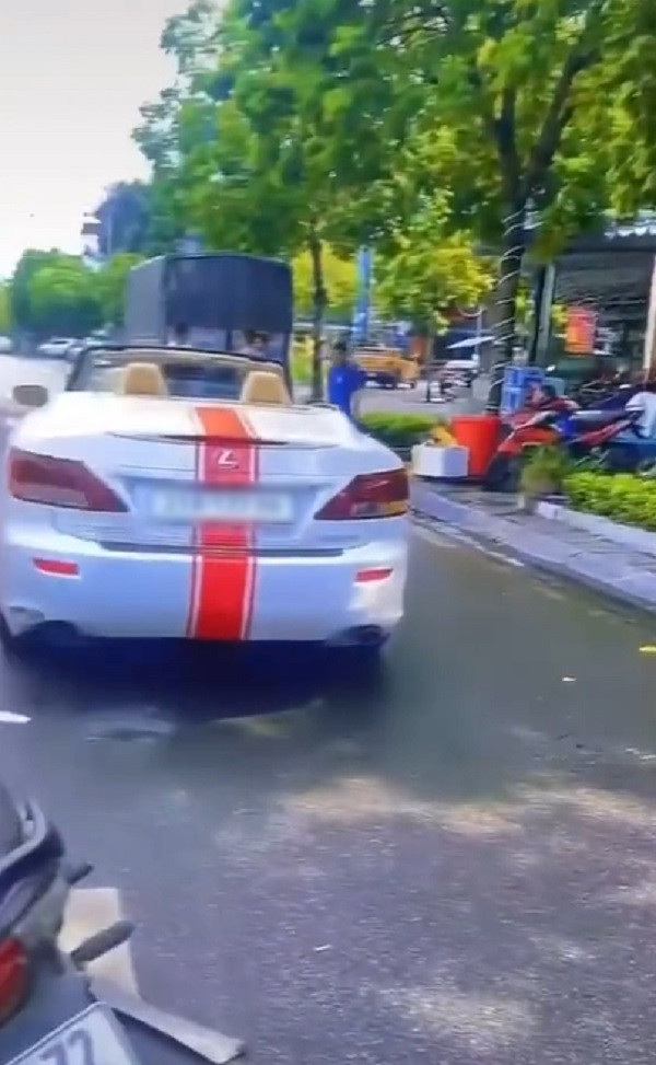 Ô tô đỗ cách đường tận 2m 