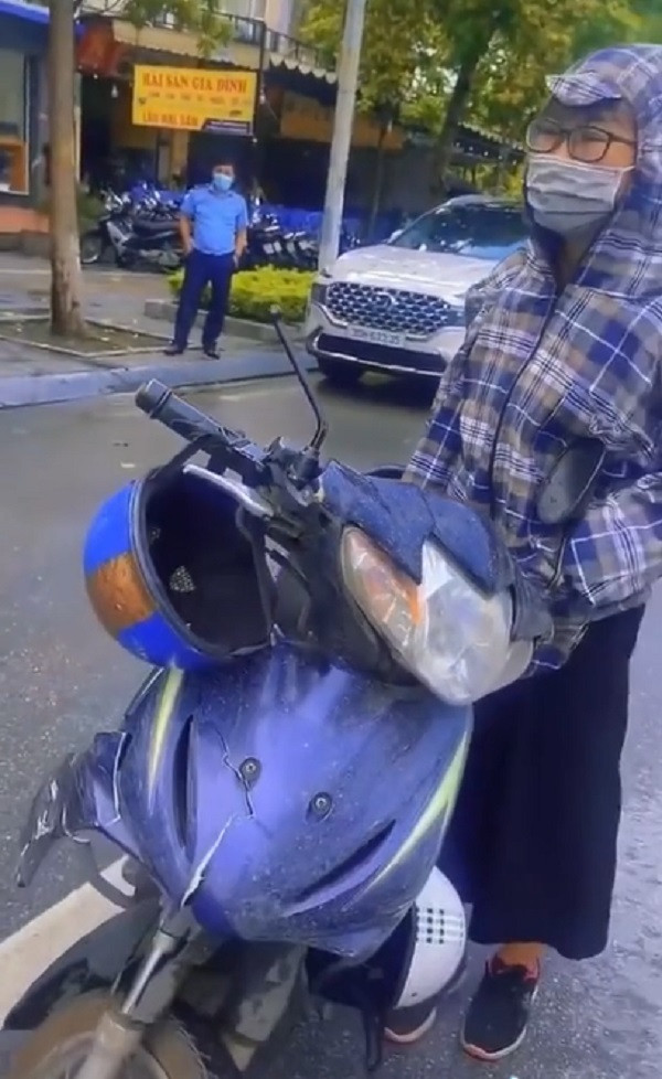 Cô gái đi xe máy không may gây va chạm với 'xe sang' 