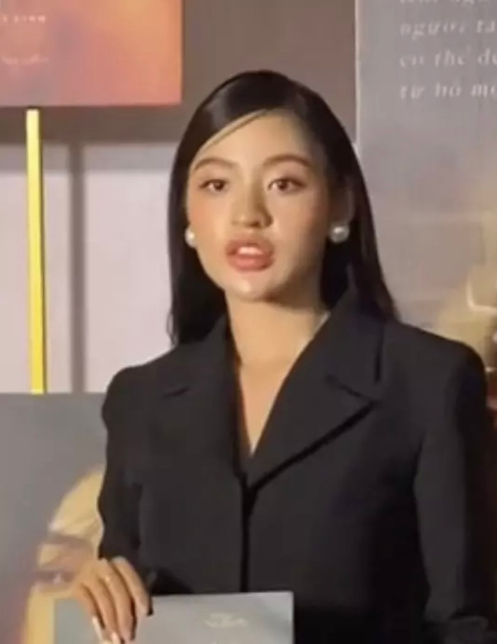 Tại một buổi họp báo, cô nàng xuất hiện với gương mặt khác lạ, cụ thể, phần môi và cằm của mỹ nhân hơi sưng khiến không ít khán giả đặt ra nghi vấn rằng, Thanh Tâm đã can thiệp thẩm mỹ.