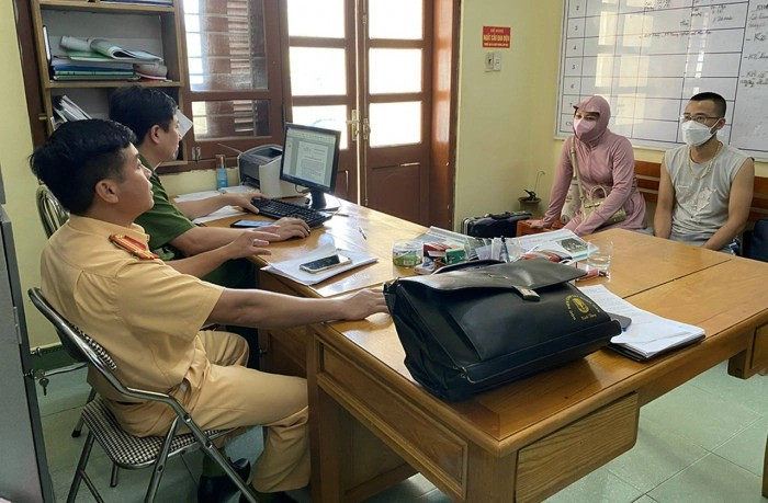 Lực lượng chức năng mời những người có liên quan đến trụ sở làm việc. Ảnh: Zing