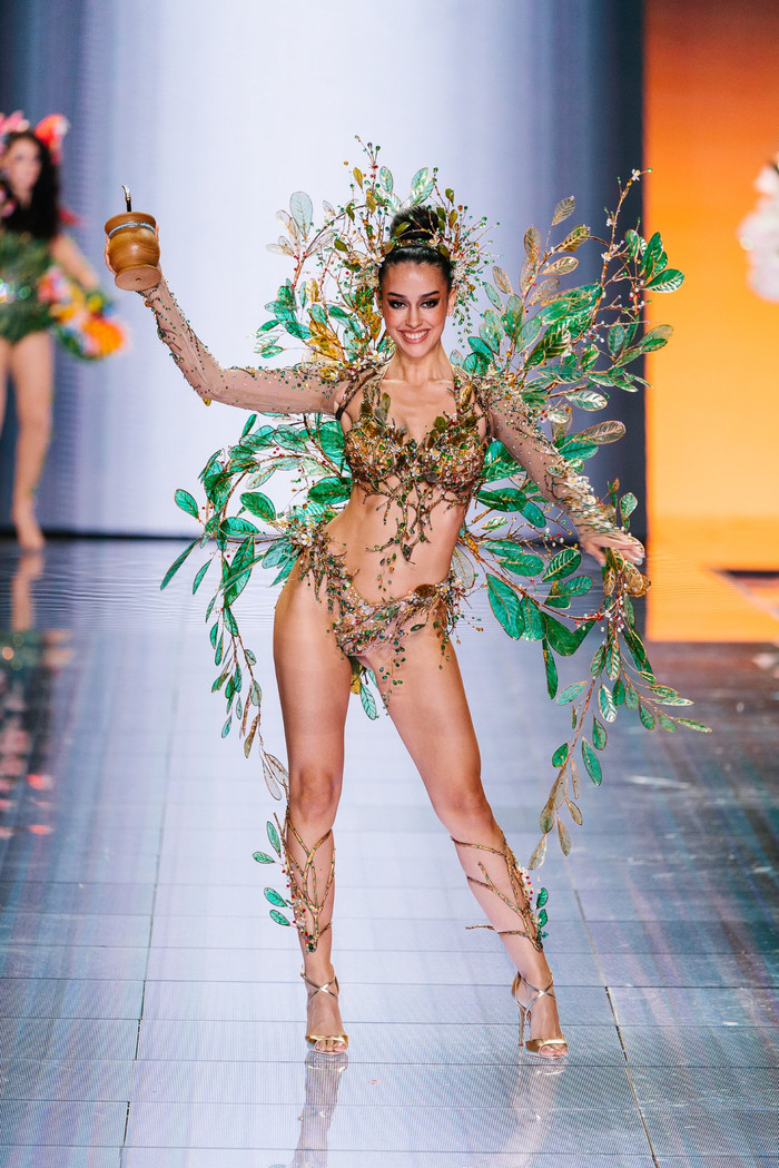 Đại diện Argentina với bộ trang phục gợi cảm tôn dáng hết cỡ. 