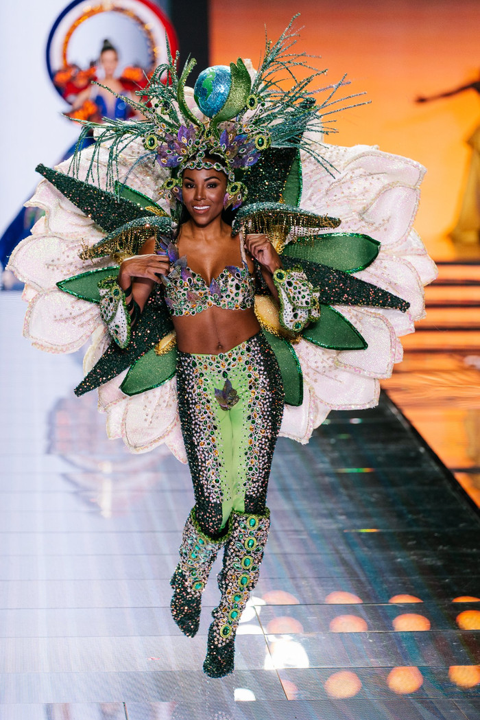 Đại diện đến từ Curacao khiến người xem có phần 'sợ sệt' vì quá nhiều chi tiết lỗ trên người mình và điểm nhấn kém tinh tế vùng nhạy cảm.