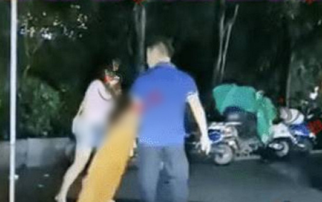 Người đàn ông tức giận tát vợ giữa đường, biết nguyên nhân ai cũng 'mặc kệ' Ảnh 2