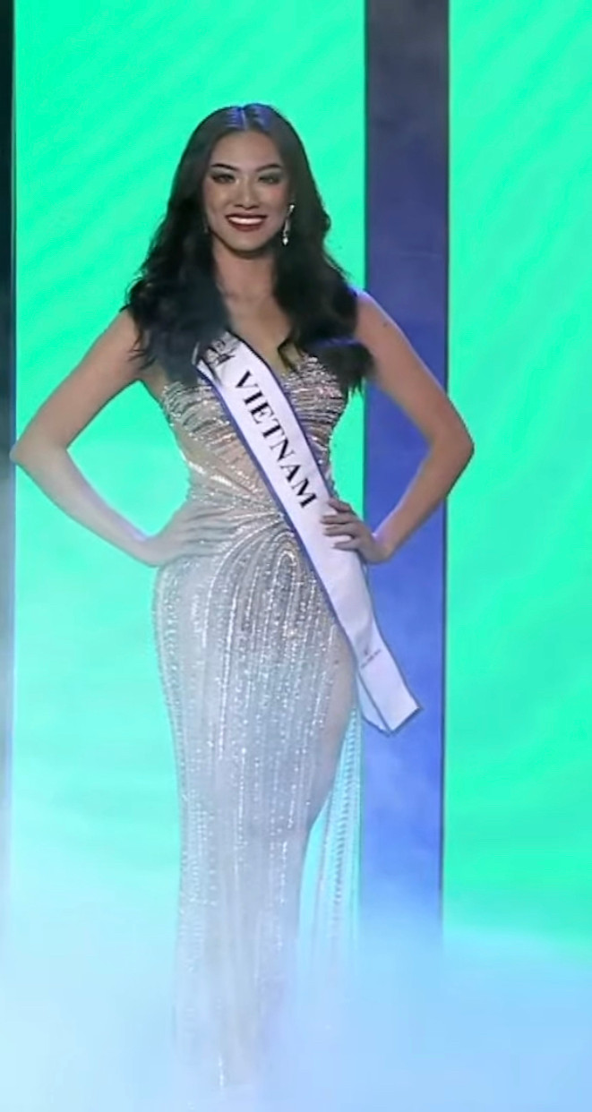 Kim Duyên lại đánh son đỏ, mặc đầm xuyên thấu: Tới công chuyện, up crown liền Ảnh 3