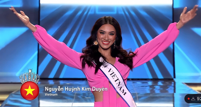 Mở màn chung kết Miss Supranational: Kim Duyên diện đầm nổi bật nhưng chỉ xuất hiện chớp nhoáng Ảnh 1