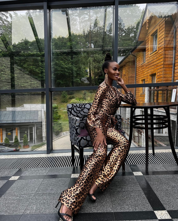 Cô nàng 9X khoe visual rạng rỡ bên bộ jumpsuit da beo làm nổi bật làn da đặc trưng của mình.&nbsp;