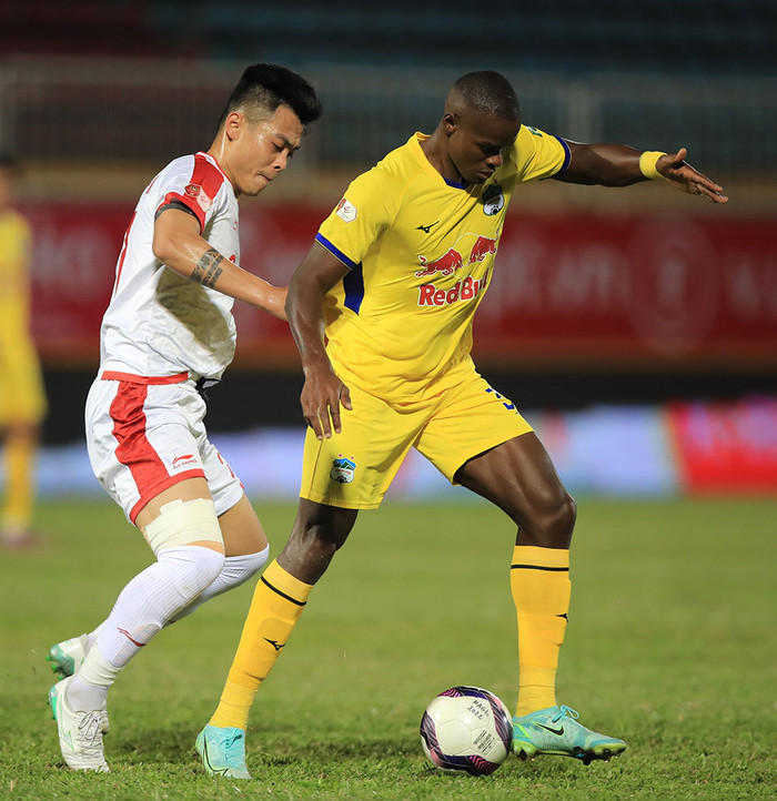 Công Phượng chấn thương nên HLV Kiatisuk sẽ đặt niềm tin lên Brandao ở trận TPHCM và HAGL. Ảnh: VPF