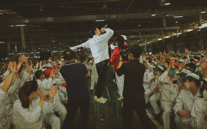 Đang hát mà gặp phải lỗi kĩ thuật, fan Đen Vâu liền ra tay 'cứu cánh' khiến dân tình không ngớt lời khen Ảnh 2