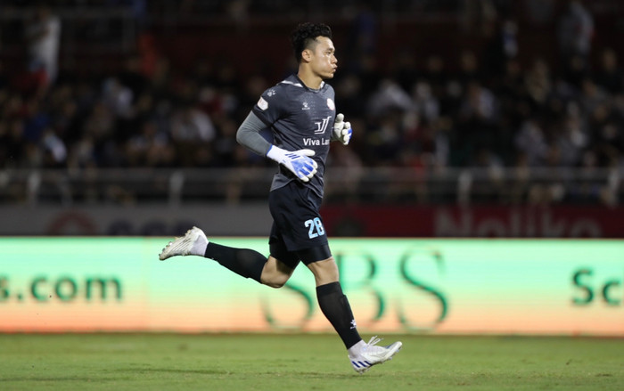 Thủ môn Bùi Tiến Dũng mắc sai lầm, lu mờ trước đàn em trong ngày HAGL thắng TPHCM Ảnh 2