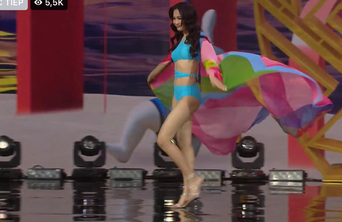 Màn tung tà áo đơ cứng, lúng túng của các thí sinh. 