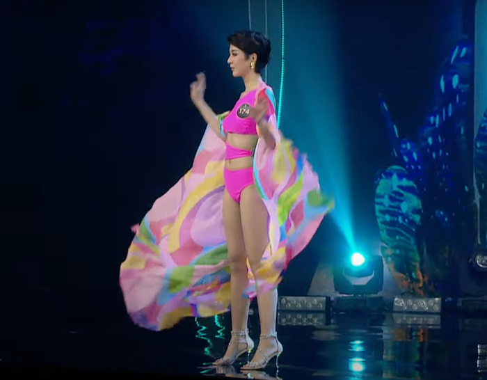 Bên cạnh các “hạt sạn” về kỹ thuật catwalk, nhiều thí sinh tạo dáng nhạt nhoà, thiếu điểm nhấn trên đường cong.