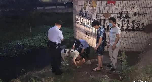 Cảnh sát thực hiện các biện pháp cấp cứu tại chỗ cho nạn nhân. (Ảnh: Sohu)
