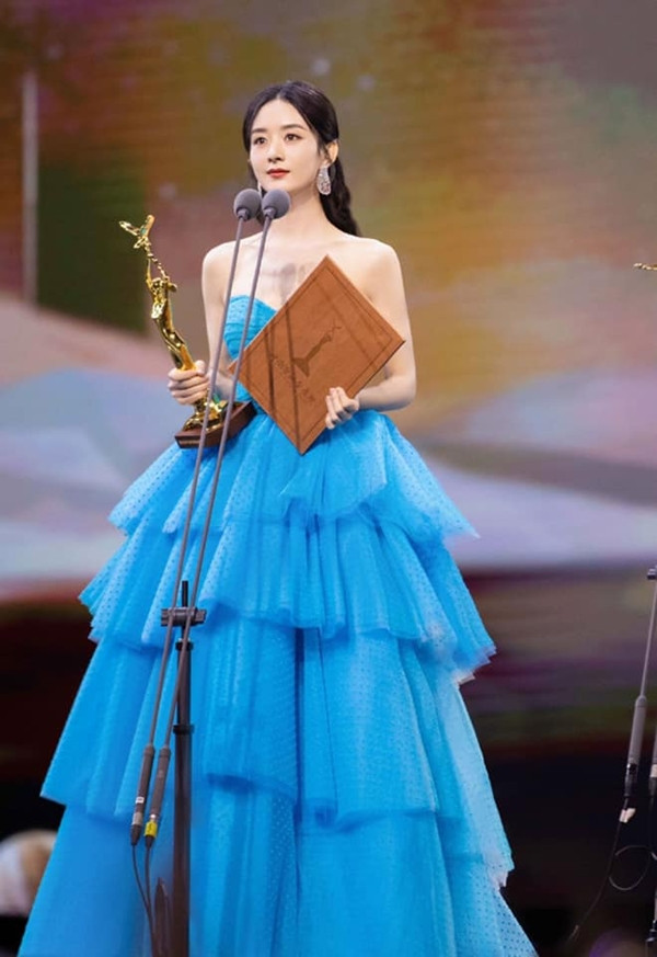 Cùng cầm cúp Kim Ưng, Triệu Lệ Dĩnh được khen hết lời, Địch Lệ Nhiệt Ba lại bị chê Ảnh 5