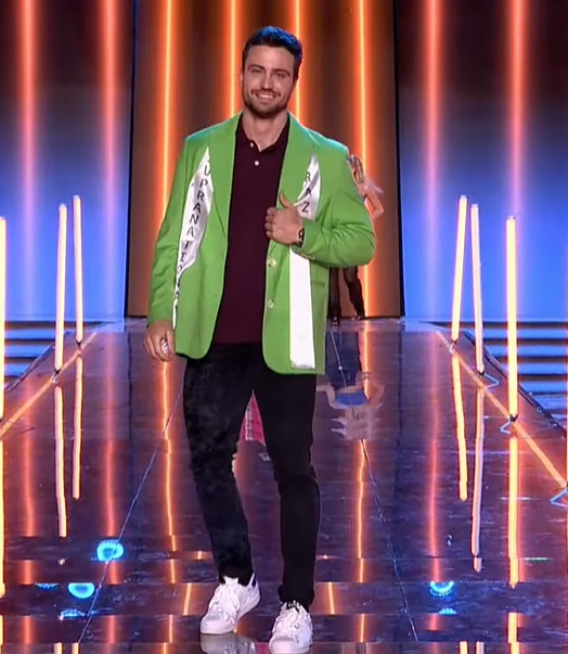 Phối nhiều màu sắc trong một bộ trang phục làm nhan sắc của thí sinh nam bị dìm hẳn. 