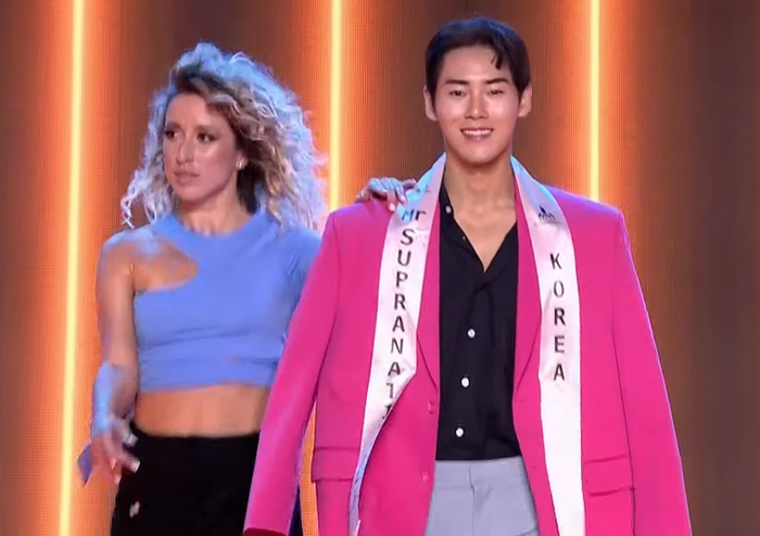 Nam thần Hàn Quốc, “ông chồng quốc dân” của hội chị em cũng không thể tránh khỏi với bộ trang phục sến lúa được ban tổ chức sắp xếp. Sở hữu visual cuốn hút cùng nụ cười rạng rỡ nhưng đại diện “xứ kim chi” cũng trở nên mờ nhạt trong chiếc áo vest không thể nào “bánh bèo” hơn. 