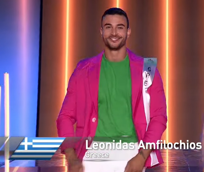 Sở hữu vẻ ngoài điển trai, đại diện Hy Lạp khiến chị em khóc thét với bộ trang phục vest sến sẩm, không ăn khớp.