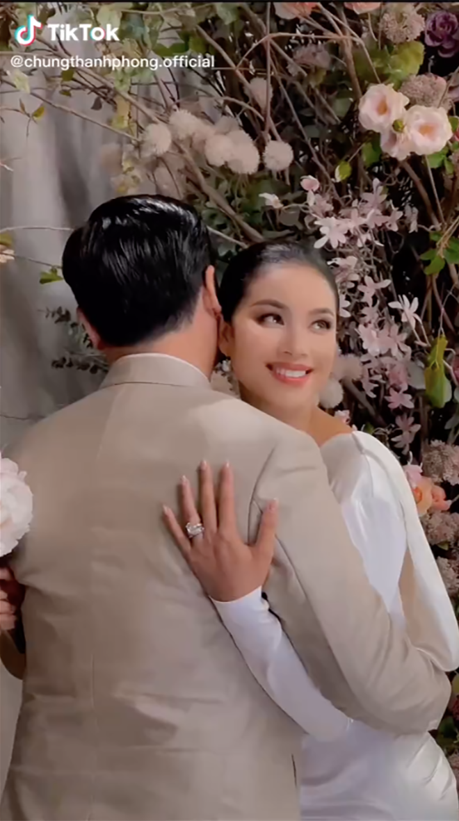 Phạm Hương chụp ảnh cưới cùng ông xã. Ảnh chụp màn hình.