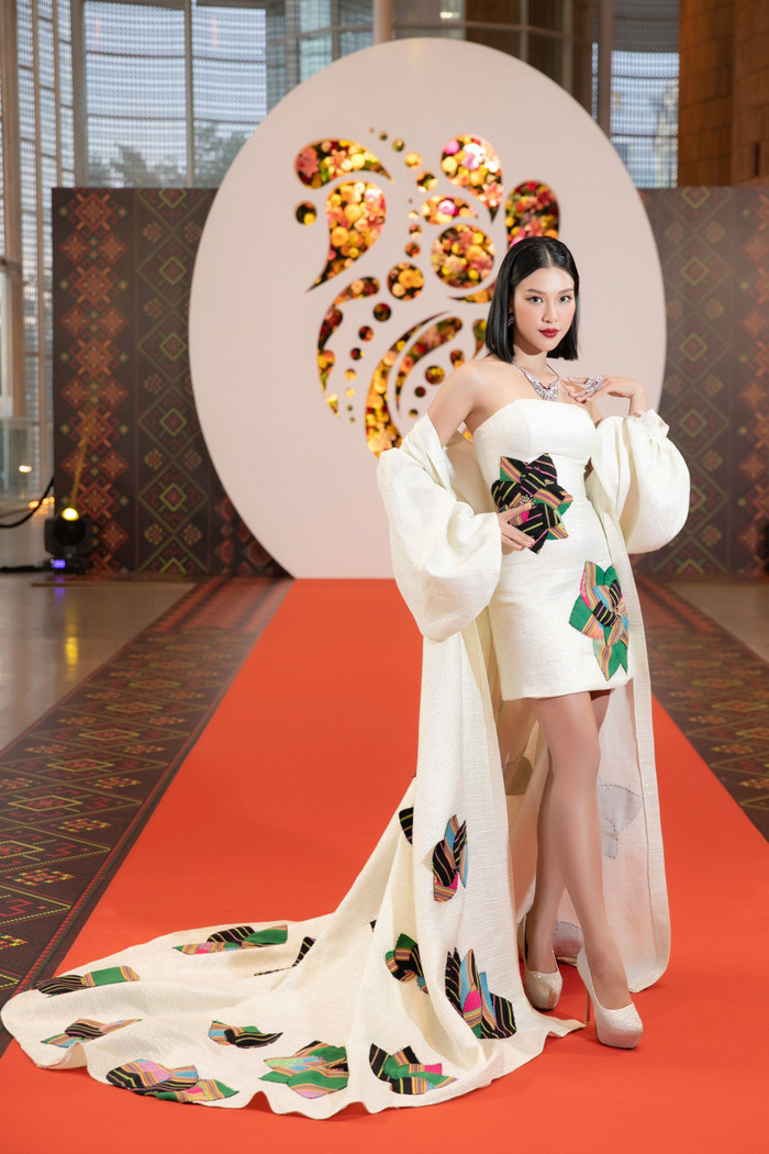 Bộ trang phục được đính kết từ chất liệu vải thổ cẩm do hoa hậu H'Hen Niê tặng Hoàng Oanh.