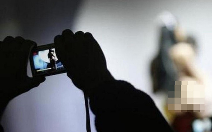 Níu kéo tình cảm không thành, thanh niên tung clip 'nóng' vào các nhóm chat của người yêu Ảnh 2
