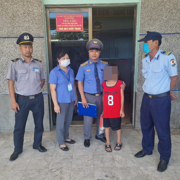 Cháu bé được gửi lại ga Đà Nẵng để tổ tàu SE6 đưa về lại Nam Định - (Ảnh: Tổ tàu SE11 - Tuổi Trẻ Online)