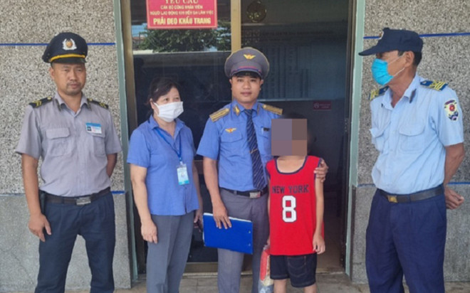 Bé trai 10 tuổi ở Nam Định 'lạc lối' trên tàu hỏa vào thẳng TP.HCM Ảnh 2