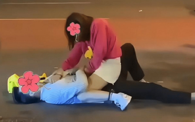 Say quắc cần câu, cặp đôi nằm ngay dưới lòng đường 'thân mật' nhau khiến tất cả 'nóng mắt' Ảnh 2