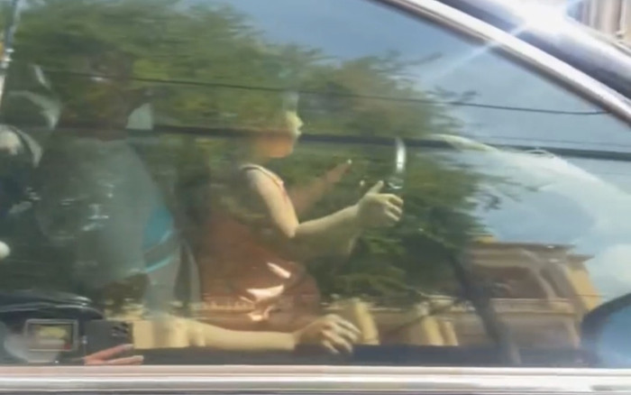 Bé gái 4 tuổi ôm vô lăng điều khiển ô tô trên đường Ảnh 2