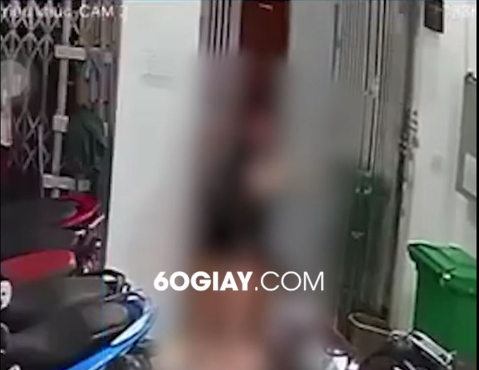 Khi cô gái vừa mở cửa vào bên trong, tên 'biến thái' đã lao vào sàm sỡ cô gái. Ảnh cắt từ clip