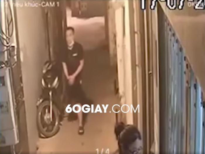 Gã thanh niên đi theo sau cô gái. Ảnh cắt từ clip